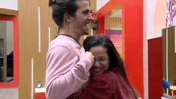 BBB21: Juliette diverte brothers ao dar beijão no peitoral de Fiuk - Reprodução/TV Globo
