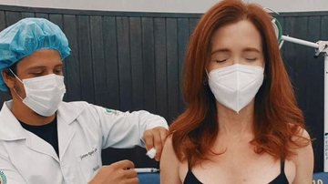 Deborah Evelyn é vacinada contra a Covid-19 - Reprodução/Instagram