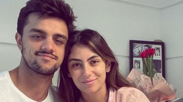 Mariana Uhlmann esbanja amor e carinho ao protagonizar um clique romântico com o marido, Felipe Simas - Reprodução/Instagram