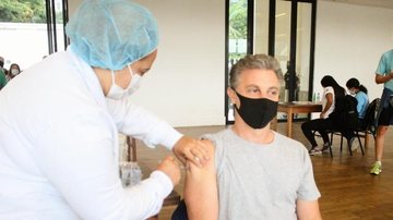 Luciano Huck é vacinado contra Covid-19 no Rio de Janeiro - ADÃO/AGNEWS