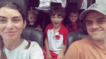 Felipe Simas surge coladinho com sua família durante viagem - Reprodução/Instagram