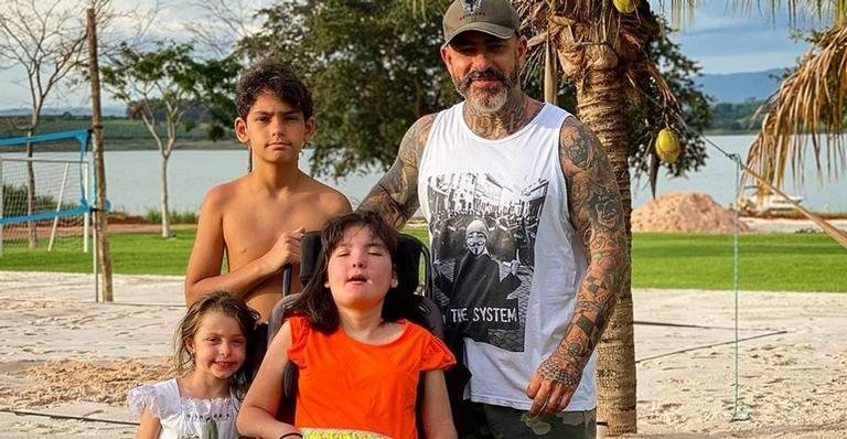 Henrique Fogaça homenageia os três filhos com linda tatuagem - Reprodução/Instagram