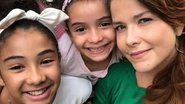 Samara Felippo usa capa para abraçar filhas com Covid-19 - Reprodução/Instagram