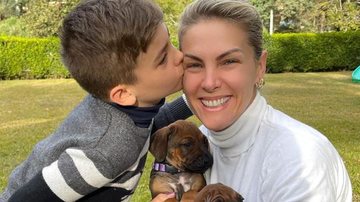 Ana Hickmann posta fotos do filhos com cachorrinhos - Reprodução/Instagram