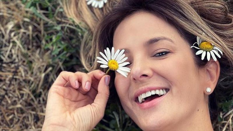Tici Pinheiro recebe a primavera posando com belas flores - Reprodução/Instagram
