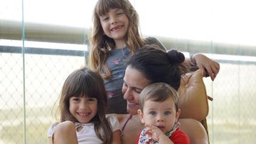 Sem o marido, Malvino Salvador, Kyra Gracie viaja com os três filhos - Reprodução/Instagram