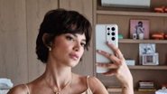 Na selfie, a cantora mostrou seu cabelo curto enquanto arrasava em um vestido bege - Reprodução/Instagram