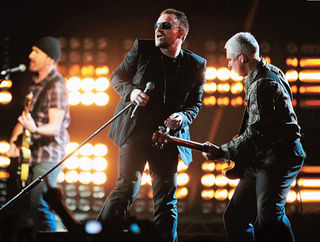 Menos de um mês antes do seu primeiro show no Brasil, a banda U2 estreia nos cinemas com o filme ‘U2 3D’, que conta a passagem da turnê ‘Vertigo’ na América Latina