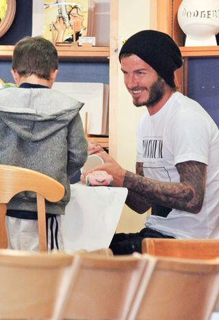 Ao lado dos filhos Romeo e Cruz, o jogador de futebol David Beckham fez pinturas em cerâmica na Califórnia