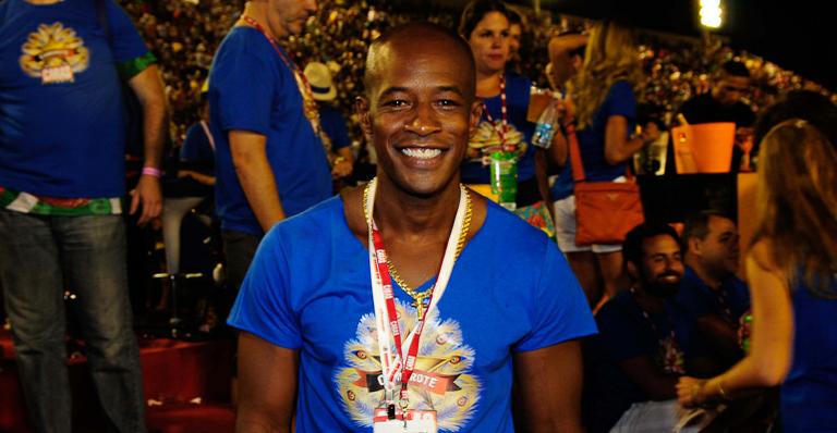 O ator Lui Mendes assistiu, do Camarote CARAS, aos desfiles das escolas de samba do segundo dia do grupo especial do carnaval carioca