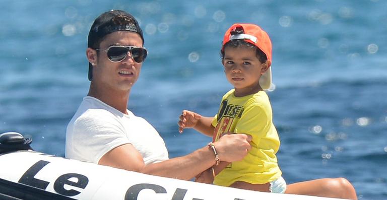 Cristiano Ronaldo levou seu primogênito para um passeio em família na luxuosa St. Tropez. O jogador aproveitou o dia de folga tomando sol e banhando-se nas águas do balneário com sua amada, a modelo russa Irina Shayk