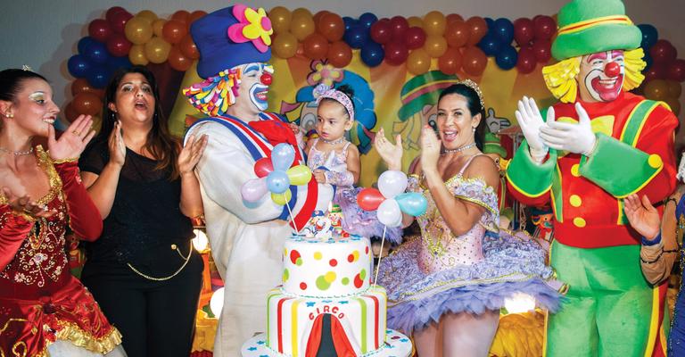 Scheila Carvalho festeja os dois anos da filha