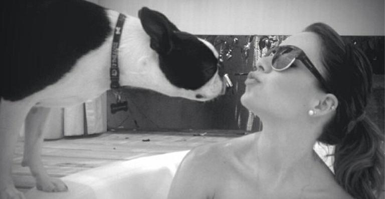 Junior Lima publicou foto de Sandy dando 'beijinho' na cachorrinha Bruna Sufistinha. 'Matando a saudade da minha tia', escreveu na legenda