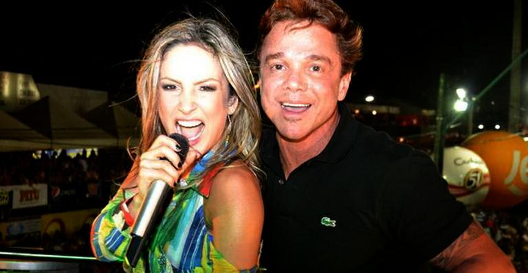 Com o marido, Claudia Leitte leva energia positiva para o cantor Netinho, internado em hospital de São Paulo