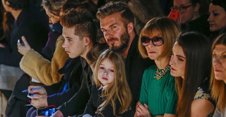 David Beckham levou os filhos Brooklyn, Romeo, Cruz e Harper para conferir o desfile da grife de Victoria na semana de moda de Nova York