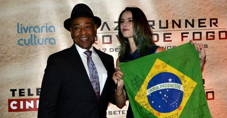 Junto do colega de elenco Giancarlo Esposito, a estrela se emocionou com as declarações de carinho dos fãs brasileiros no lançamento do longa 'Maze Runner: Prova de Fogo'