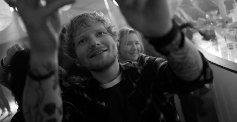 Ed Sheeran faz selfie nos bastidores das filmagens de 'Bridget Jones'Baby'