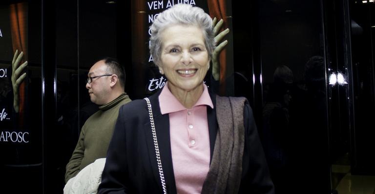 Irene Ravache fica emocionada ao ser homenageada com seu nome em uma sala de teatro no interior de São Paulo