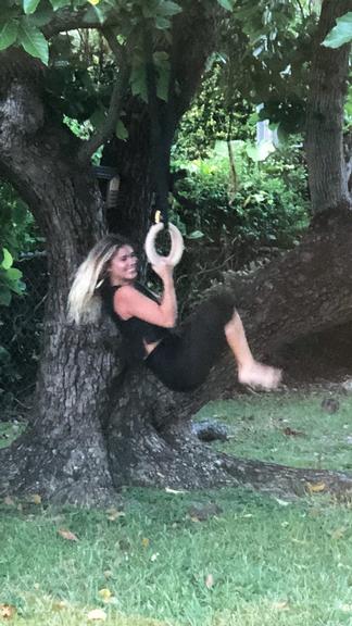 Carolina Dieckmann Se Aventura Em árvore E Fica A Poucos Centímetros Do