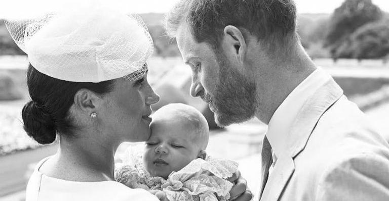 Família real britânica divulga fotos do batizado do filho de Harry e Meghan Markle