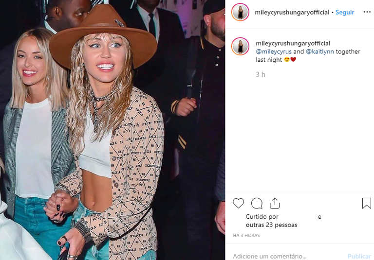 Miley Cyrus faz primeira aparição com a namorada, Kaitlynn Carter