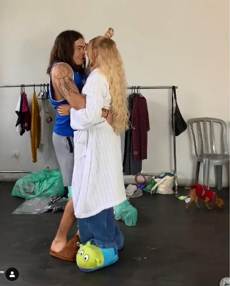 Luísa Sonza e Whindersson Nunes dançando agarradinhos