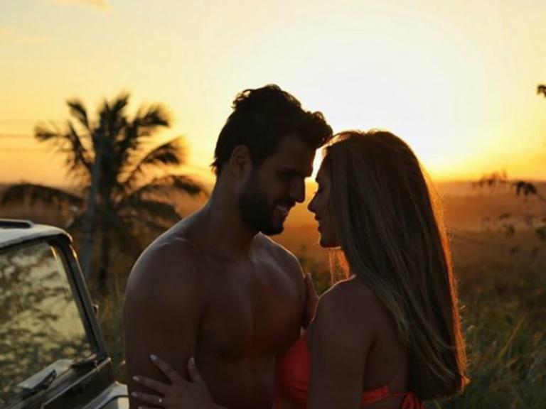 Nicole Bahls em clique romântico com o marido Marcelo Bimbi