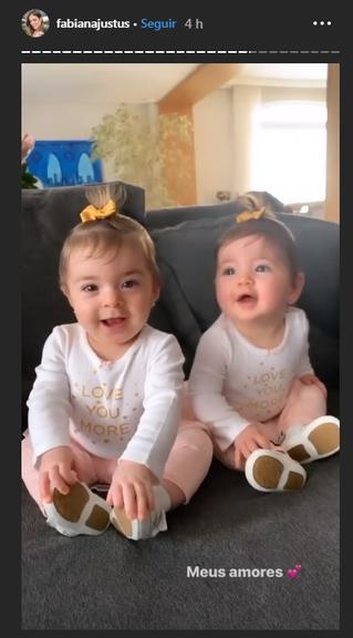 Chiara e Sienna dando risadinha no Instagram de Fabiana Justus