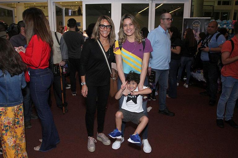 Fernanda Gentil faz rara aparição com o filho em shopping no Rio