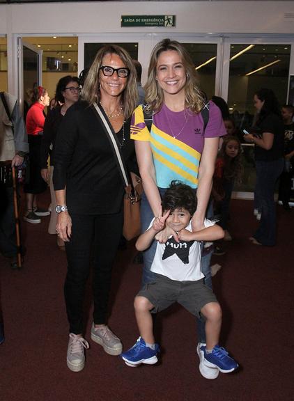  Fernanda Gentil faz rara aparição com o filho em shopping no Rio