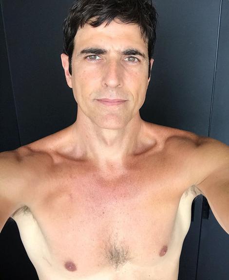 Reynaldo Gianecchini posa sem camisa durante viagem à Salvador
