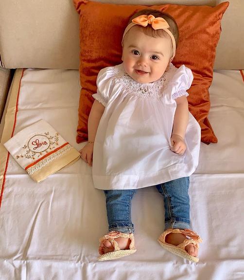 Thaeme Mariôto posta foto fofa da filha de 5 meses