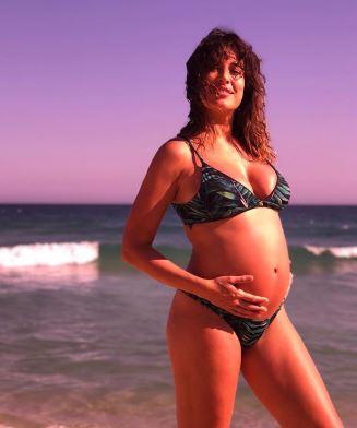 Atriz exibiu gravidez na praia 