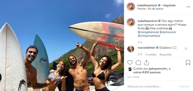 Isabella Santoni posa ao lado de amigos em praia no Rio