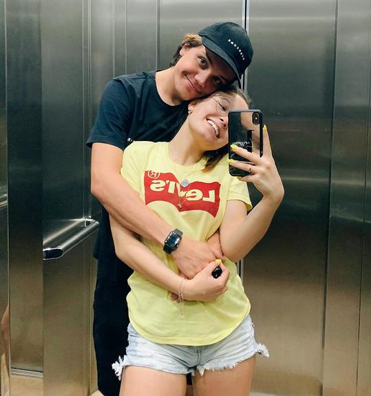 Larissa Manoela e Leo Cidade no elevador comemorando aniversário de namoro