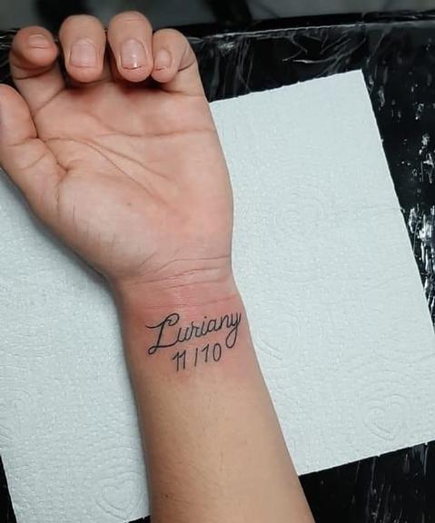 Fã de Hariany e Lucas Viana tatua 'Luriany' no braço