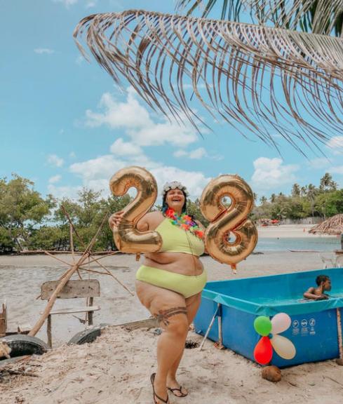 Thais Carla comemora 28 anos na praia