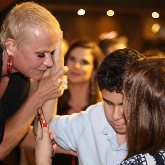 Xuxa encontra mãe e filho cego vencedores do prêmio da FIFA