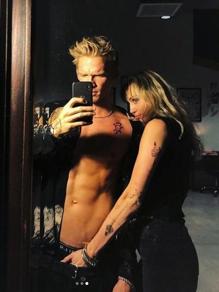 Miley Cyrus passa mão boba dentro da calça do namorado, Cody Simpson