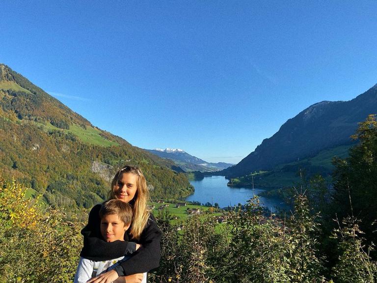 Carolina Dieckmann com o filho caçula na Suíça