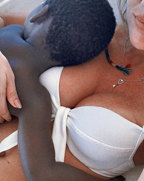 Giovanna Ewbank divide momento de carinho com o filho