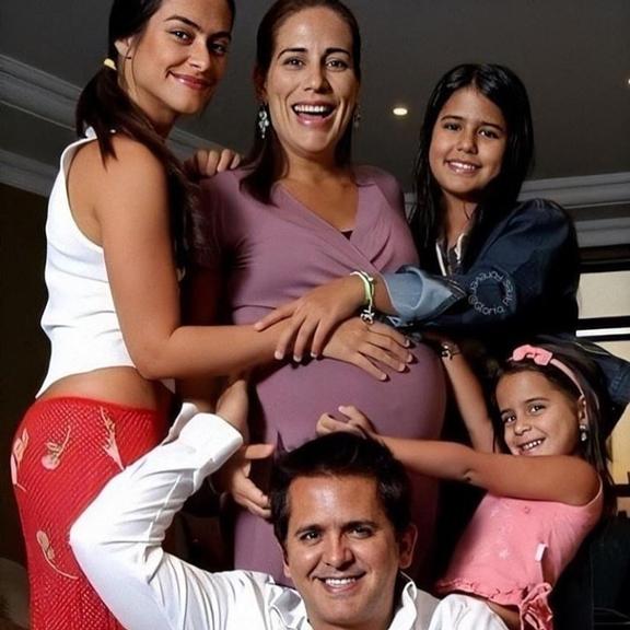 Glória Pires grávida de Bento Soares, acompanhada de das três filhas e do marido, Orlando Morais