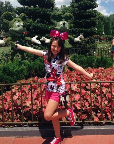 Larissa Manoela visitando a Disney pela primeira vez