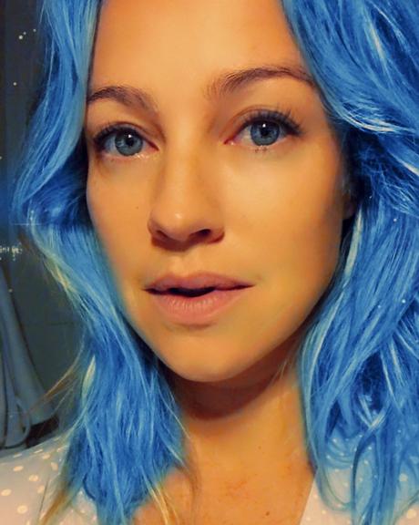 Luana Piovani surge de cabelo azul e impressiona fãs: ''Rebelde!''