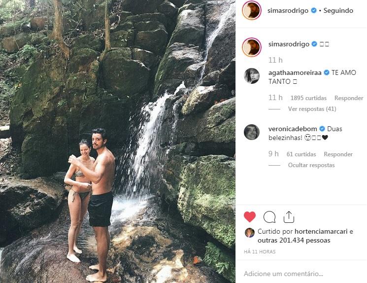 Agatha Moreira e Rodrigo Simas em momento romântico na cachoeira