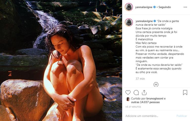 Yanna Lavigne posa só de biquíni em frente a cachoeira