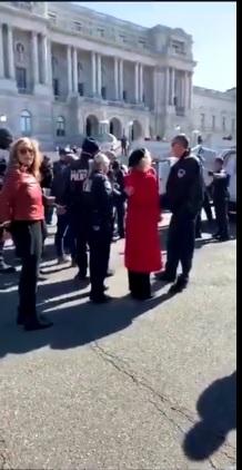 Jane Fonda sendo detida pela segunda vez em protesto
