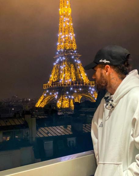 Neymar posa em frente à Torre Eiffel