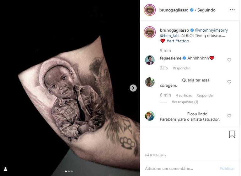 Bruno Gagliasso tatua rosto do filho