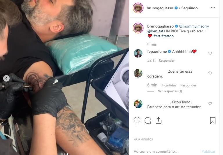 Bruno Gagliasso faz tatuagem do rosto do filho